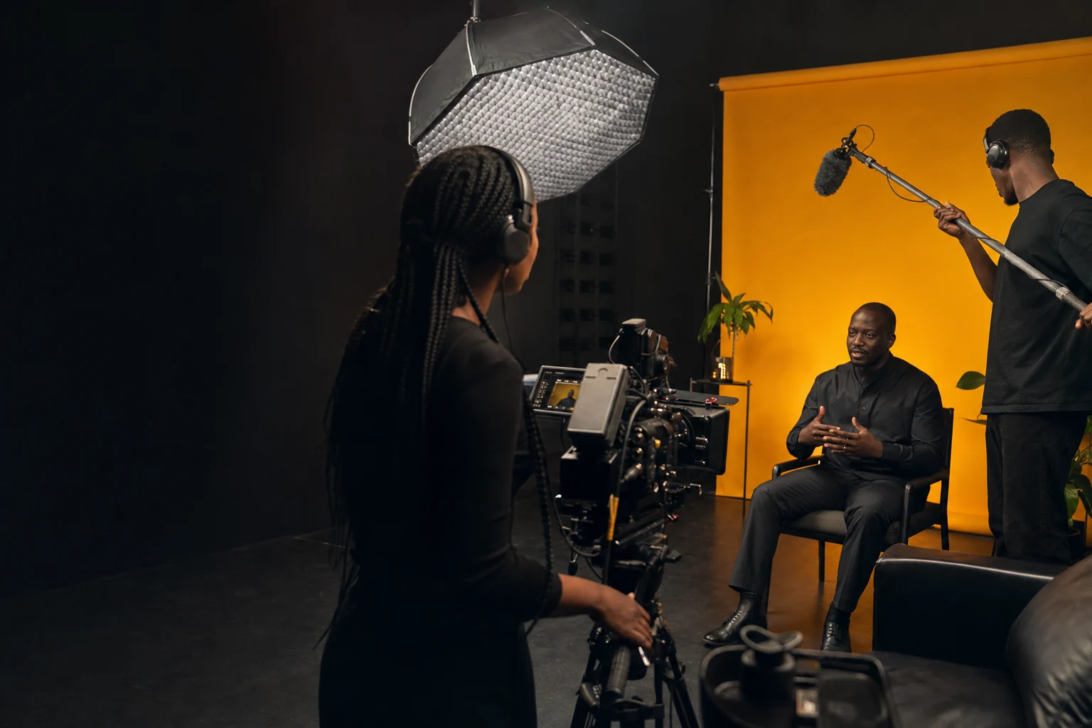 Équipe audiovisuelle sénégalaise réalisant une interview professionnelle